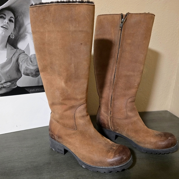 Ugg boots, size 7, brown, suede material - Picture 1 of 6
